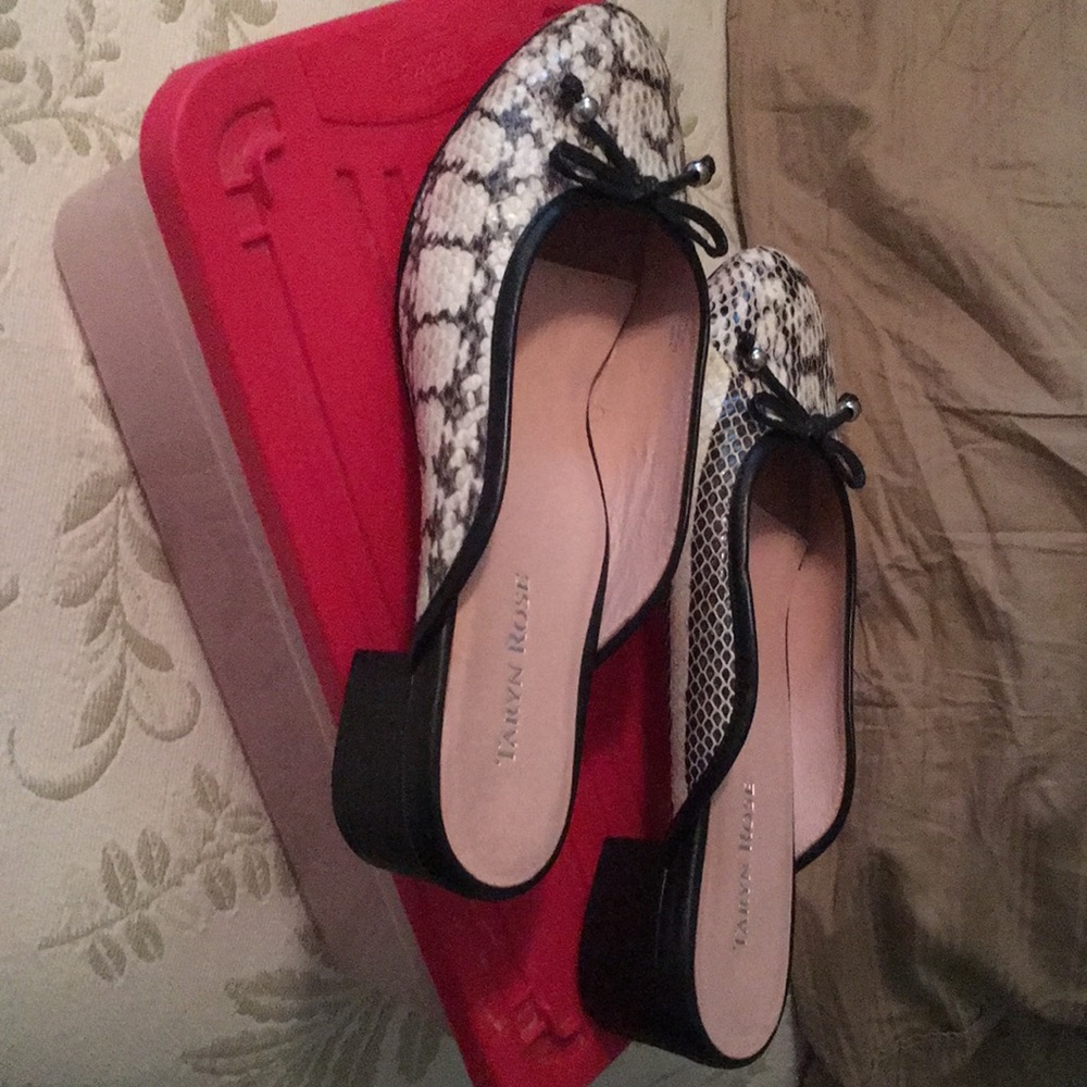 Adorable Taryn Rose slip-ons
